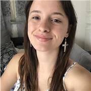 ragazza liceale che da ripetizioni delle lingue umanistiche