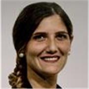 Insegnante di lingua italiana impartisce lezioni a ragazzi stranieri