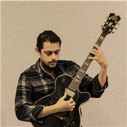 Ofrezco clases de guitarra, piano, bajo, y armonía, soy máster en música graduado del Conservatori del Liceu (BCN), todas las edades y niveles. Primera clase de 30 min !