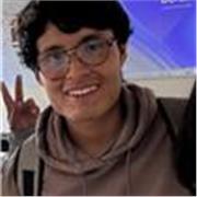 Profesor de inglés imparte clases a personas de todas las edades