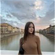 Studentessa universitaria impartisce lezioni di matematica