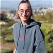 Spanisch-Tutorin, die sich freut, Kinder, Jugendliche oder Erwachsene in ihrem Lernprozess zu begleiten und zu unterstützen