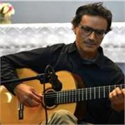 Músico profesional Bilingüe (Español - Inglés) con más de 10 años de experiencia enseñando guitarra, ukelele y teoría musical