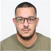 Professeur particulier qui donne des cours et qui aide a faire des exercices