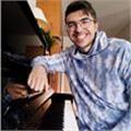 Estudiante de ingeniería industrial que con estudios profesionales de piano terminados