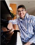 Estudiante de ingeniería industrial que con estudios profesionales de piano terminados