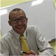 Profesor de inglés nativo con 20+ años de experiencia. Examinador oficial de Cambridge y Trinity