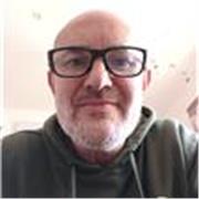 Diplomado en magisterio, lengua española y catalán por la UB