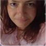 Persona seria, empatica, abituata a seguire bambini e ragazzi.