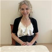 Professeure certifiée de Français et de philosophie,je suis aussi psychanalyste et professeure de psychopathologie.Et autrice.