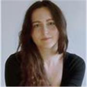 Ich bin Michaela, 27 Jahre, und Master-Absolventin in Internationale Beziehungen und ich habe meine Studium auf Englisch gemacht. 