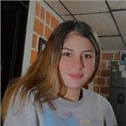 Joven que le gusta y le apasiona guía a los niños