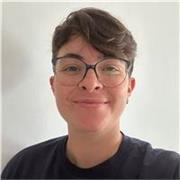 Profesora imparte clases a estudiantes de Educación Primaria