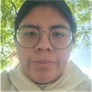Profesora apta para ayudar y capacitada para enseñar sin preocupaciones.