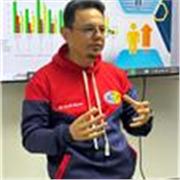 Profesor titulado, de filosofía, teología e historia, con un master en Fe y Ciencia. 