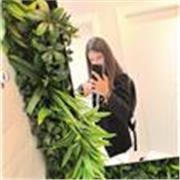 Profesora con ganas de ayudar a las nuevas generaciones a dar pequeños pasitos para que se terminen convirtiendo en gigantes.