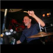 Professeur de batterie et basse donne cours tous niveaux ,plus de 30 expériences ,en  live , studio…