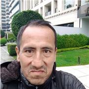 Profesor de Economía imparte clases a estudiantes pre y universitarios
