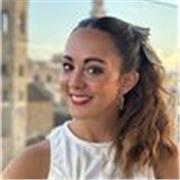 Instructora de pilates suelo, máquina y barre. Bailarina y actriz. 