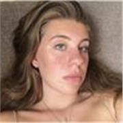 Profesora de inglés imparte clases a todas las edades