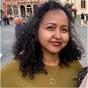 An English tutor who enjoys explaining and simplifying  concepts to students.