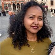 An English tutor who enjoys explaining and simplifying concepts to students.