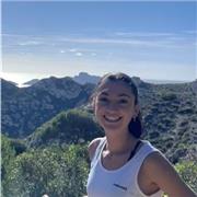 Étudiante en master qui donne des cours particuliers sur son temps libre. Aime transmettre ses connaissances