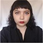 Profesora de apoyo dictando clases online de microbiología