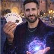 Mago y profesor de magia close-up cartomagia y mentalismo, apto para todas las edades y niveles.