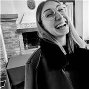 Studentessa offre il aiuto per compiti di ogni scuola e grado