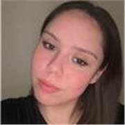 Paciente y comprensiva con niños en tareas escolares 