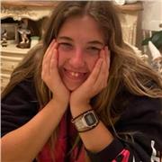 Studente d'università che impartisce lezioni private per alunni di scuola media o superiore anche in altre materie