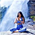 Insegnante di yoga propone lezioni di hatha e vinyasa yoga, e percorso sui chakra, per tutti i livelli