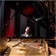 Docente di pianoforte impartisce accurate lezioni di pianoforte, Solfeggio e teoria Musicale, Armonia e contrappunto, Direzione di coro