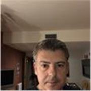 Profesor de letras imparte clases a alumnos de primaria y ESO