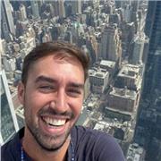 Doctor en biomedicina y graduado en bioquímica imparte clases de biología, matemáticas…