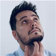 accompagnateur pédagogique pour aider au développement de leurs enfants dans l'environnement scolaire.