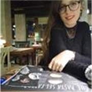 Studentessa universitaria impartisce lezioni di letteratura italiana, storia e storia dell'arte
