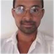 Profesor de Ingles imparte clase a niños de todas las edades