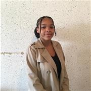 Expérimentée avec les enfants, Je donne cours de français pour élèves du primaire. Notamment pour le soutien scolaire.