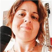 Canto e suono per ragazzi! 
Lezioni di chitarra e canto per bimbi dai 5 ai 15 anni per preparazioni a scuole musicali!
Sala musicale privata! Orario pomeridiano!