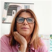 Docente in materie giuridiche impartisce lezioni a studenti delle superiori