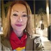 He vivido en Estados Unidos 35 años y he trabajado como traductora sanitaria, también he dado clases particulares de español.