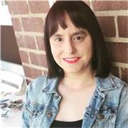 Profesor de inglés en Vitoria especializada en clases dinámicas para todas las edades y niveles, desde niños hasta adultos.