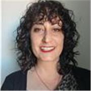 Diseñadora de moda con experiencia en talleres de estampación texil con ceras para niños y moda sin costuras 