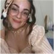Studentessa di psicologia impartisce lezioni per liceo e scuole medie