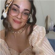 Studentessa di psicologia impartisce lezioni per liceo e scuole medie