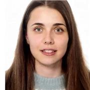 Chica responsable y comprometida imparte clases de apoyo de primaria