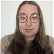 Etudiante en licence de biologie offrant des cours à distance aux élèves de primaire, de collège et de lycée