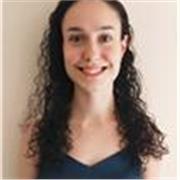 Profesora de inglés imparte clases a adultos con niveles iniciales e intermedios de inglés
